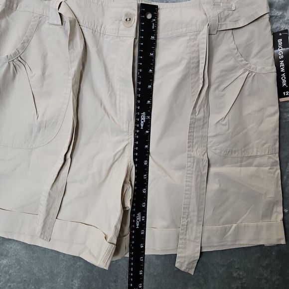 Briggs New York Women's Shorts New sz !2 Cotton Beige 5.5 in inseam - Picture 3 of 11